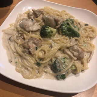 ブロッコリーとチキンのクリームパスタ